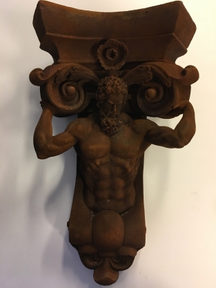 Zeer opvallende muurbeugel -ornament met gragende man, Polystone-rust.